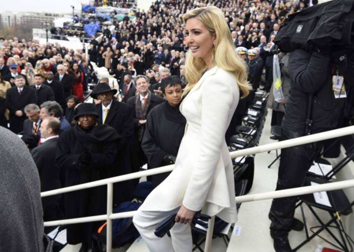 Ivanka, hija de Donald Trump, lució radiante en la toma de posesión de su padre con un traje blanco de dos piezas.