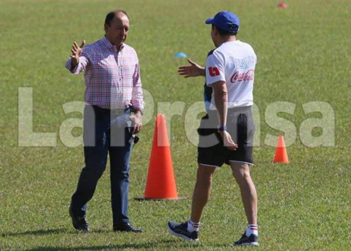 Osman Madrid, vicepresidente deportivo del Olimpia, le dio la bienvenida a Nahún Espinoza.