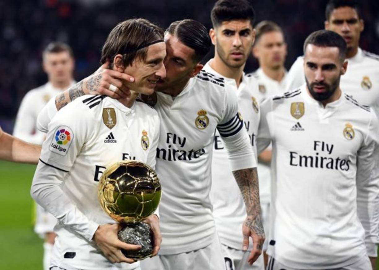 Sergio Ramos le plantó tremendo beso a Luka Modric en el césped del Bernabéu por la conquista del Balón de Oro.