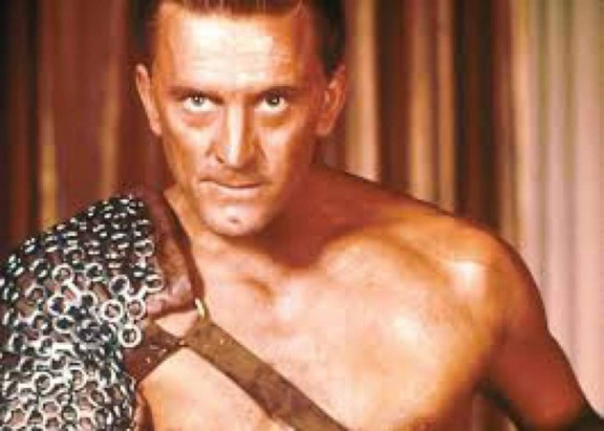 9. Espartaco (Spartacus)<br/>'Estaba intrigado con el personaje de Espartaco, y sólo tenía que hacerlo. Al mismo tiempo, estábamos pasando por un período terrible, la era del senador Mc Carthy ... Estoy muy orgulloso de que Espartaco rompiera la lista negra [dando al guionista incluido en la lista negra Dalton Trumbo, títulos de crédito], porque eso era muy importante ... Sucedió en el momento adecuado para mí. Yo era lo suficientemente joven como para ser tonto... Es bueno hacer una película que la gente disfruta y que hace algo'.