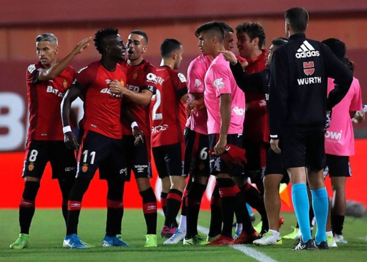 Los jugadores del Mallorca celebran el gol de Lago Junior.