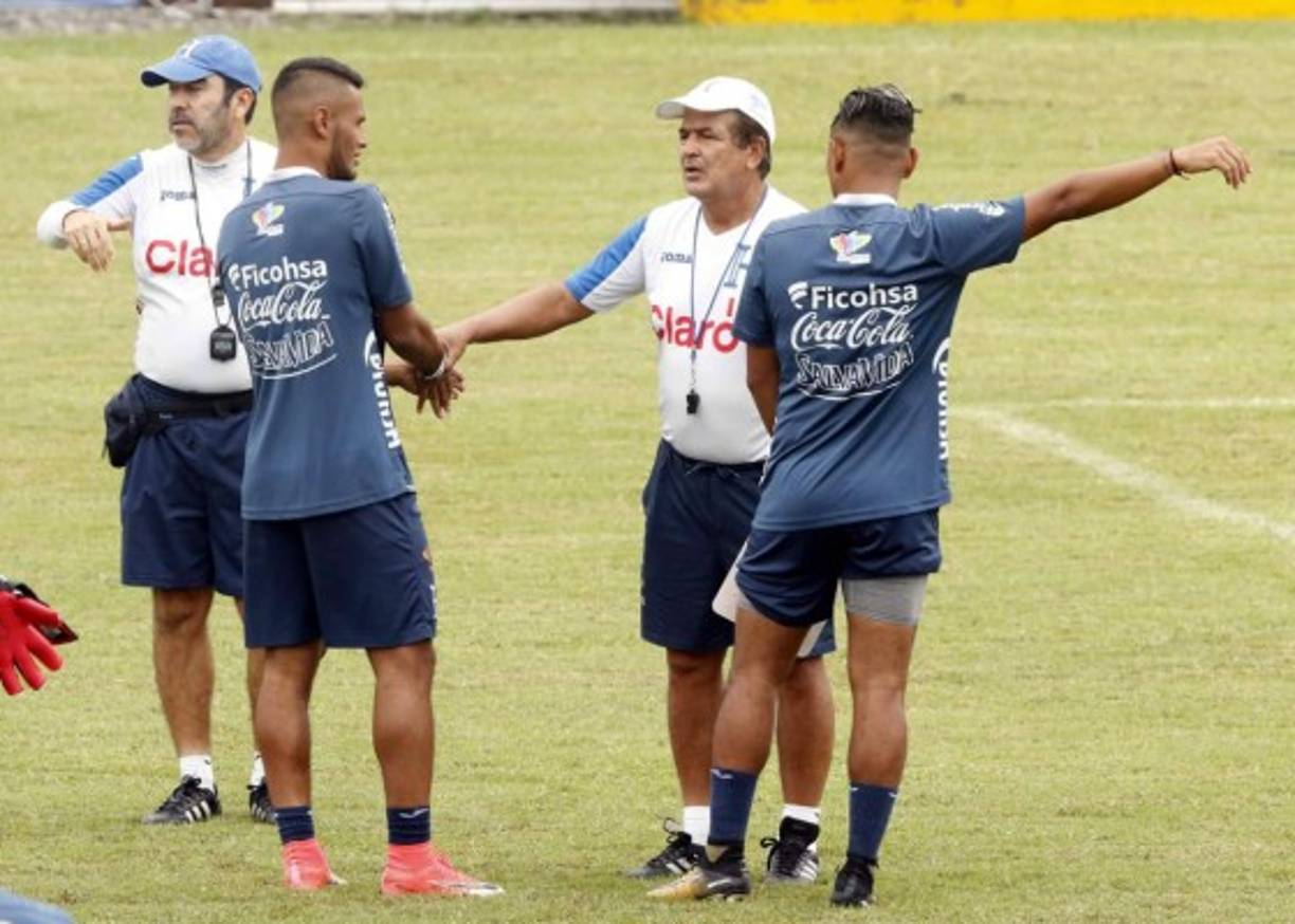 Jorge Luis Pinto dialogando con Alexander López y Mario Martínez.