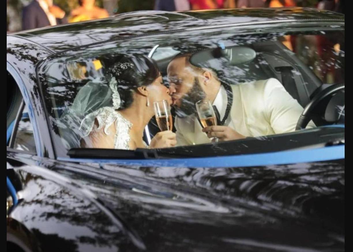 El Alfa y Alba Rosa arribaron a la ceremonia en su lujoso vehículo Bugatti. 