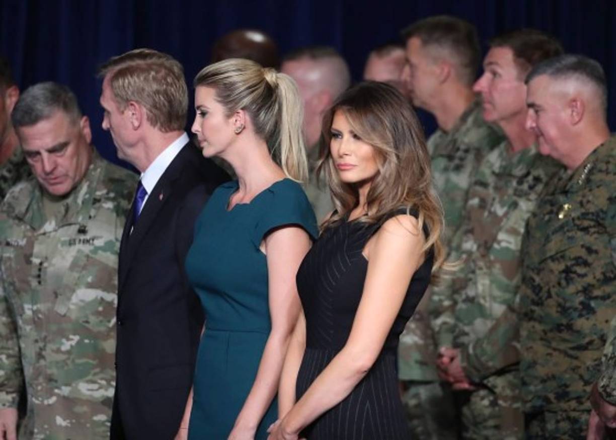 Melania optó por usar el mismo look para el discurso de Trump en una base militar de Virginia.