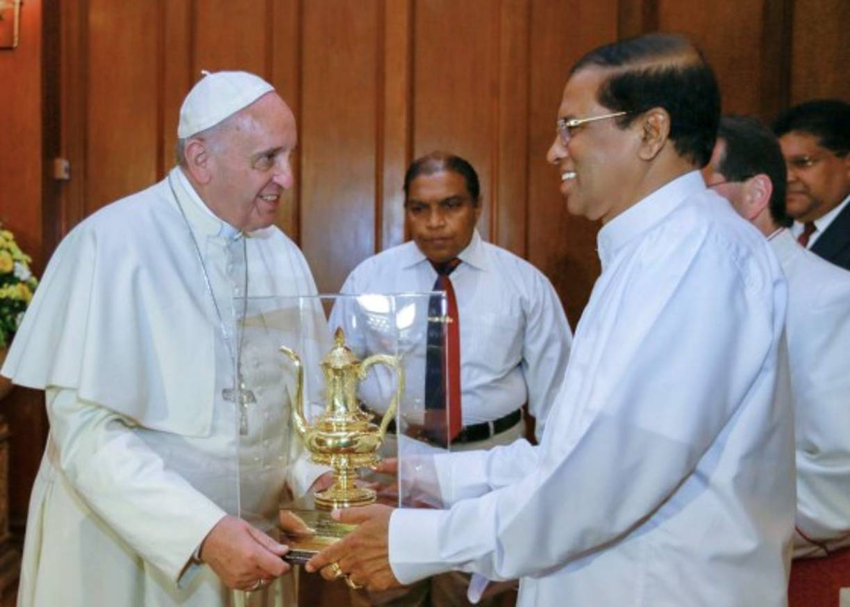 El Papa intercambió regalos con el presidente de Sri Lanka, Maithripala Sirisena.