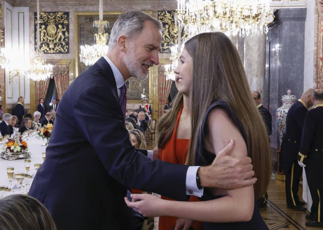 El rey realizó la imposición de las condecoraciones en el Salón de Columnas, como ya se hizo en 2015 y 2019, en el primer y quinto aniversario de la proclamación, y en 2021, como homenaje a personas que trabajaron en la primera línea frente a la pandemia. 