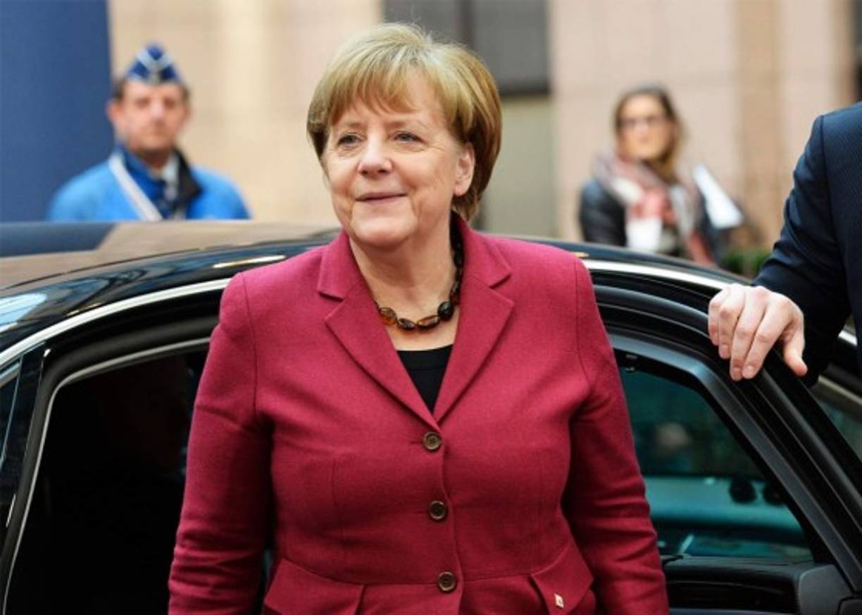 Angela Merkel (Hamburgo, 1954) es la actual canciller (equivalente a jefa de Gobierno) de Alemania. Subió al poder en 2005 y ha sido reelegida en 2009. Está ejerciendo un polémico papel de liderazgo en la Unión Europea durante la gestión de la crisis económica y financiera, y aunque su política de acogida a los refugiados era modélica en Europa ha tenido que dar marcha atrás por las presiones de los ultraconservadores de su partido. Fue la primera mujer en asumir el cargo de canciller en su país y la segunda en presidir el G8, tras Margaret Thatcher.