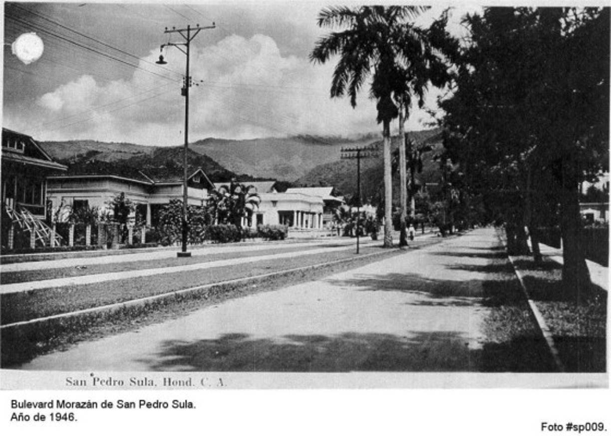 Las casonas del Bulevar Morazán, algunas de las cuales aún existen, estaban reservadas para las familias de mayores ingresos. Observe la rotonda y la vía que dista mucho del bulevar de doble carril a lado y lado que hay en la actualidad, así como la arborización.