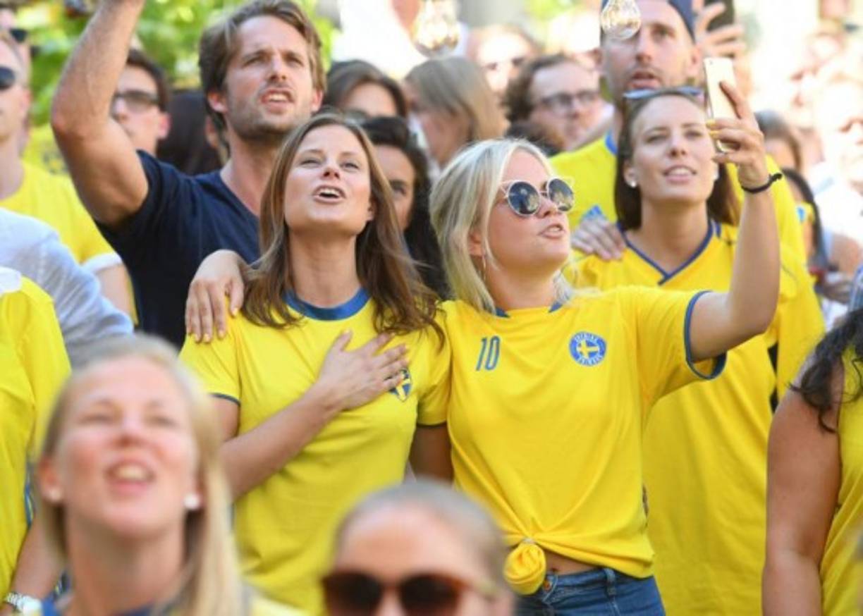 Las suecas sonrieron apoyando al combinado de su país. Foto AFP