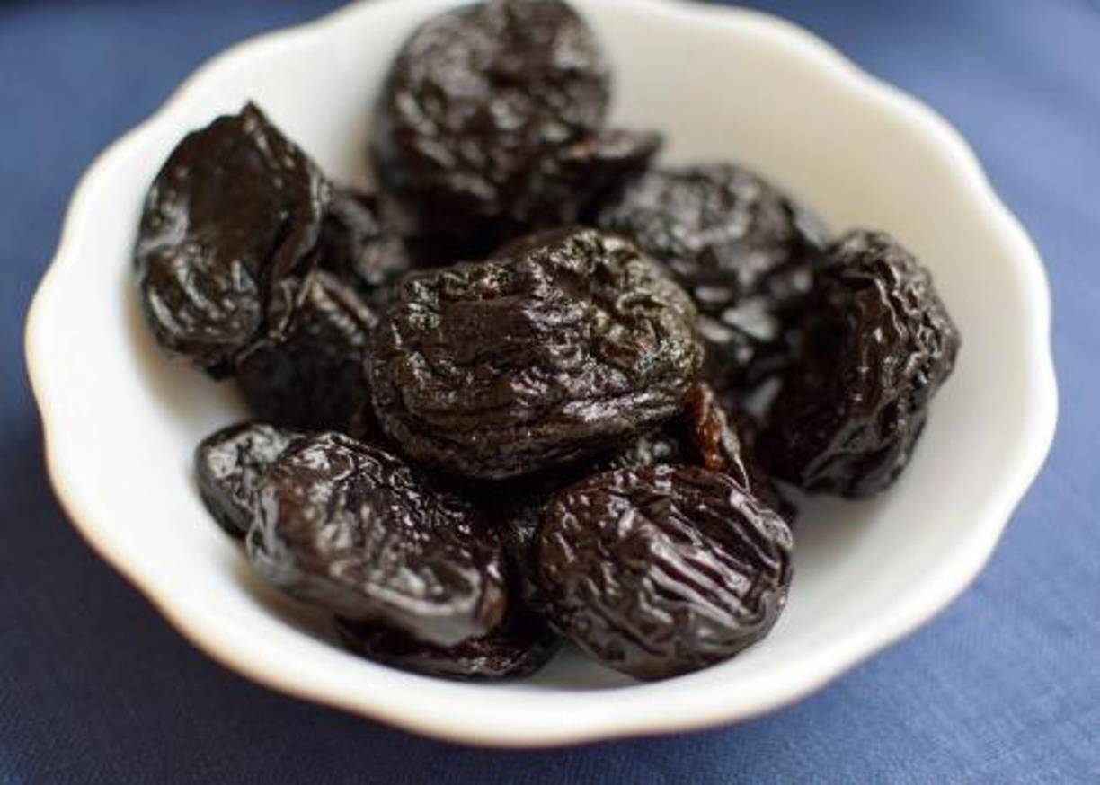 Además de estos beneficios, las ciruelas pasas tienen propiedades antioxidantes que pueden ayudar a prevenir el cáncer. Los polifenoles presentes en este fruto seco pueden reducir el daño celular y mejorar la flora bacteriana intestinal, disminuyendo así el riesgo de cáncer de colon.