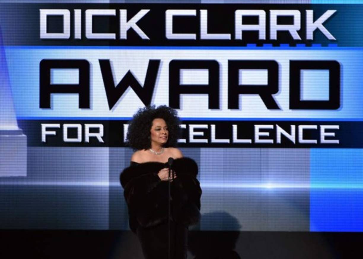 Diana Ross entrega el premio de la excelencia a Taylor Swift.