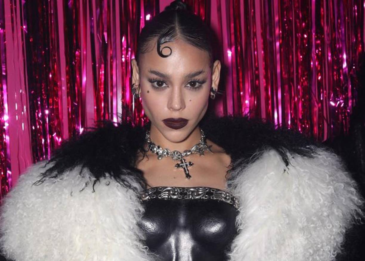 La cantante mexicana Danna, anteriormente conocida como Danna Paola, está lista para sorprender a sus seguidores con el estreno de su documental titulado “Danna: Tenemos que Hablar”. Este esperado proyecto se lanzará el próximo 27 de noviembre de 2024 y estará disponible exclusivamente en la plataforma de streaming Disney+.