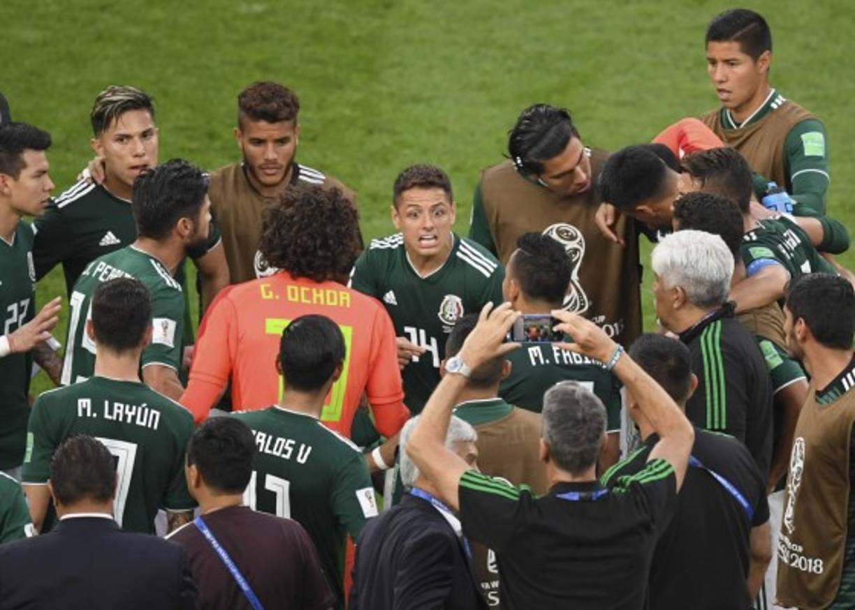 Mexico's forward Javier Hernandez (C) and his teammates react after the Russia 2018 World Cup Group F football match between Mexico and Sweden at the Ekaterinburg Arena in Ekaterinburg on June 27, 2018. / AFP PHOTO / JORGE GUERRERO / RESTRICTED TO EDITORIAL USE - NO MOBILE PUSH ALERTS/DOWNLOADS