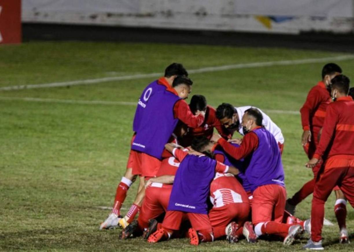 Los jugadores del Real Estelí celebrando el triunfo en penales y su clasificación a la Concachampions 2021.