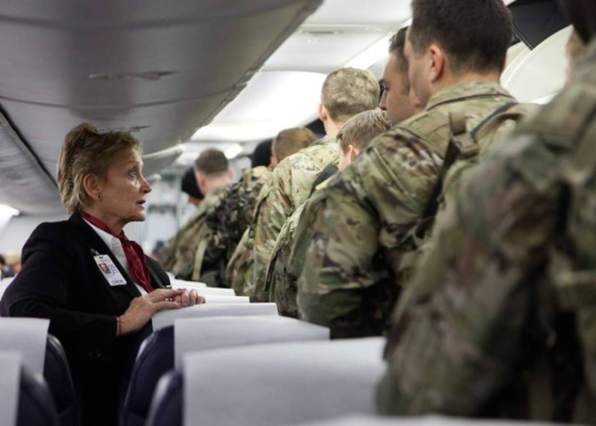 La medida llega luego de que el Pentágono ordenara el despliegue de más de 3,000 militares en Oriente Medio.