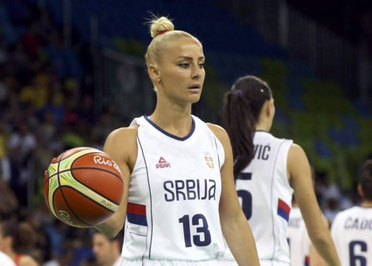 Esta jugadora de baloncesto mide 1,75 y posee un cuerpo trabajado profesionalmente que no duda en exhibir.