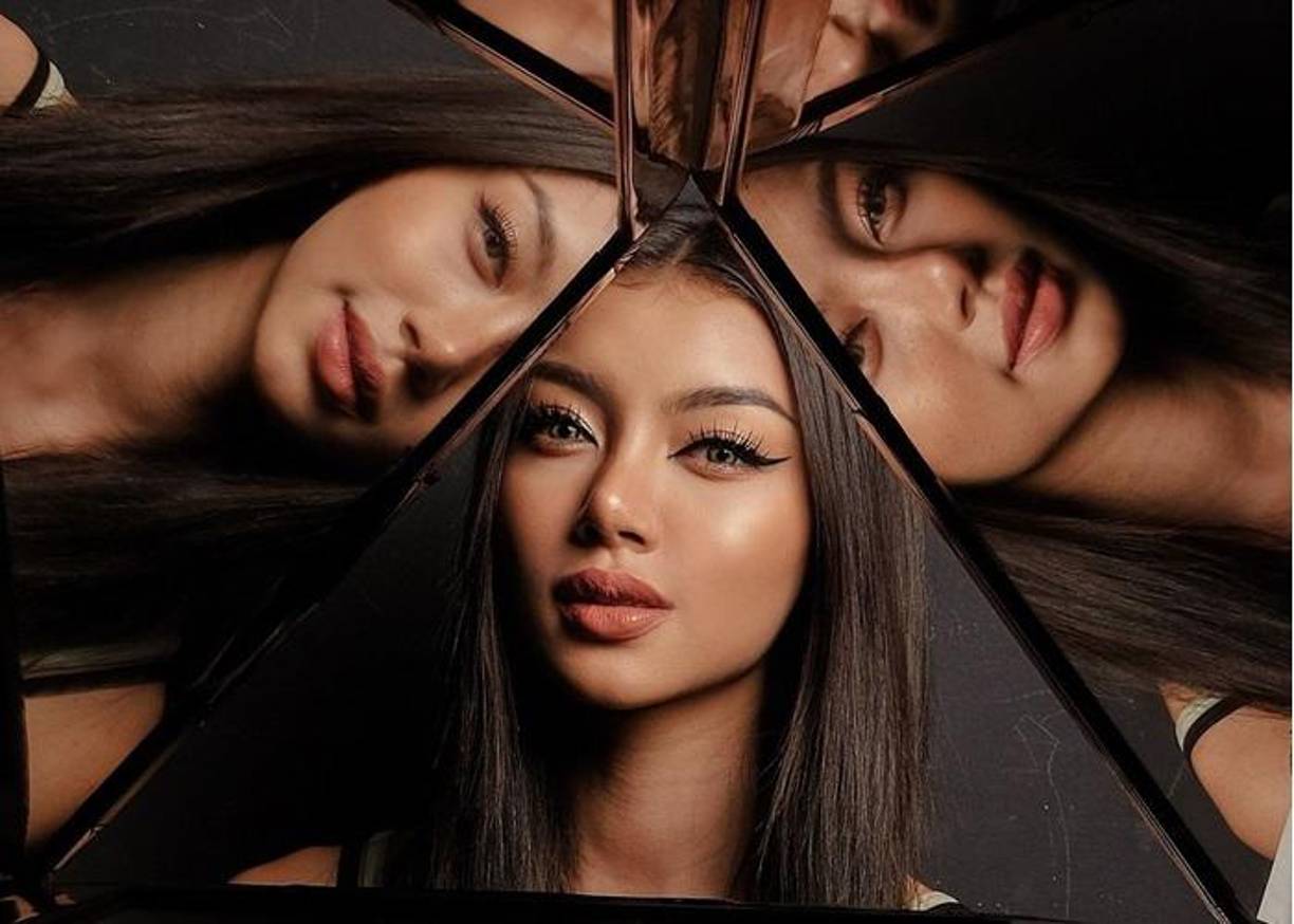 Thae Su Nyein nació en Taungoo, Myanmar, el 24 de mayo de 2007. Desde su infancia, demostró un profundo interés por la moda y el modelaje, participando en competencias locales y eventos académicos que contribuyeron a fortalecer su confianza y destrezas en el escenario.