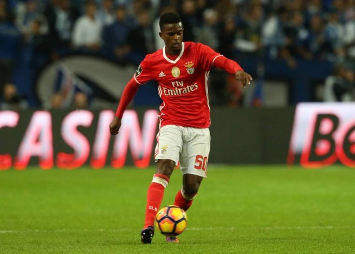 El Barcelona estaría en la lucha por el lateral del Benfica, Nelson Semedo. Otros equipos como Manchester United, Manchester City y Bayern Munich habrían presentado ofertas por él, según Zerozero. El precio de salida serían 50 millones.