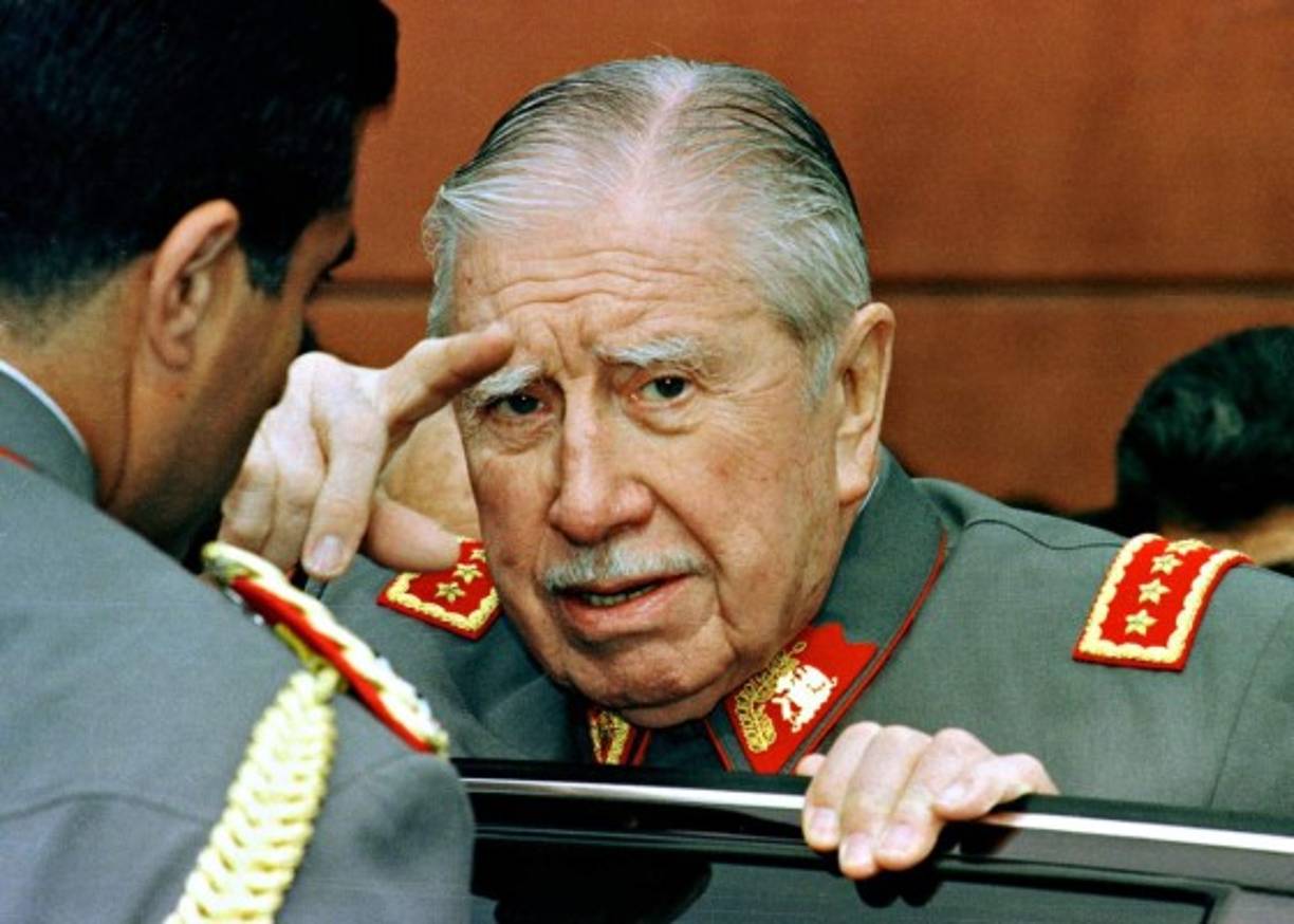 Augusto Pinochet - Chile<br/><br/>Nació el 25 de noviembre de 1915 y murió el 10 de diciembre de 2006. <br/><br/>Fue un militar chileno que encabezó la dictadura militar de Chile que se desarrolló entre 1973 y 1990, periodo conocido en ese país como Régimen Militar.<br/><br/>Su mandato cuenta con numerosos adeptos de la derecha política, los que destacan la instauración en Chile durante el Régimen Militar de una economía de libre mercado, integrada en la economía mundial y con una fuerte presencia del sector privado.<br/><br/>Durante la dictadura se cometieron graves y diversas violaciones de los derechos humanos, razón por la cual ha sido criticada tanto en su país como en el resto del mundo. Pinochet debió enfrentar diversos procesos judiciales, algunos de los cuales fueron sobreseídos en vida por diversas razones, mientras que otros lo fueron a causa de su fallecimiento antes de que se dictara una resolución definitiva.