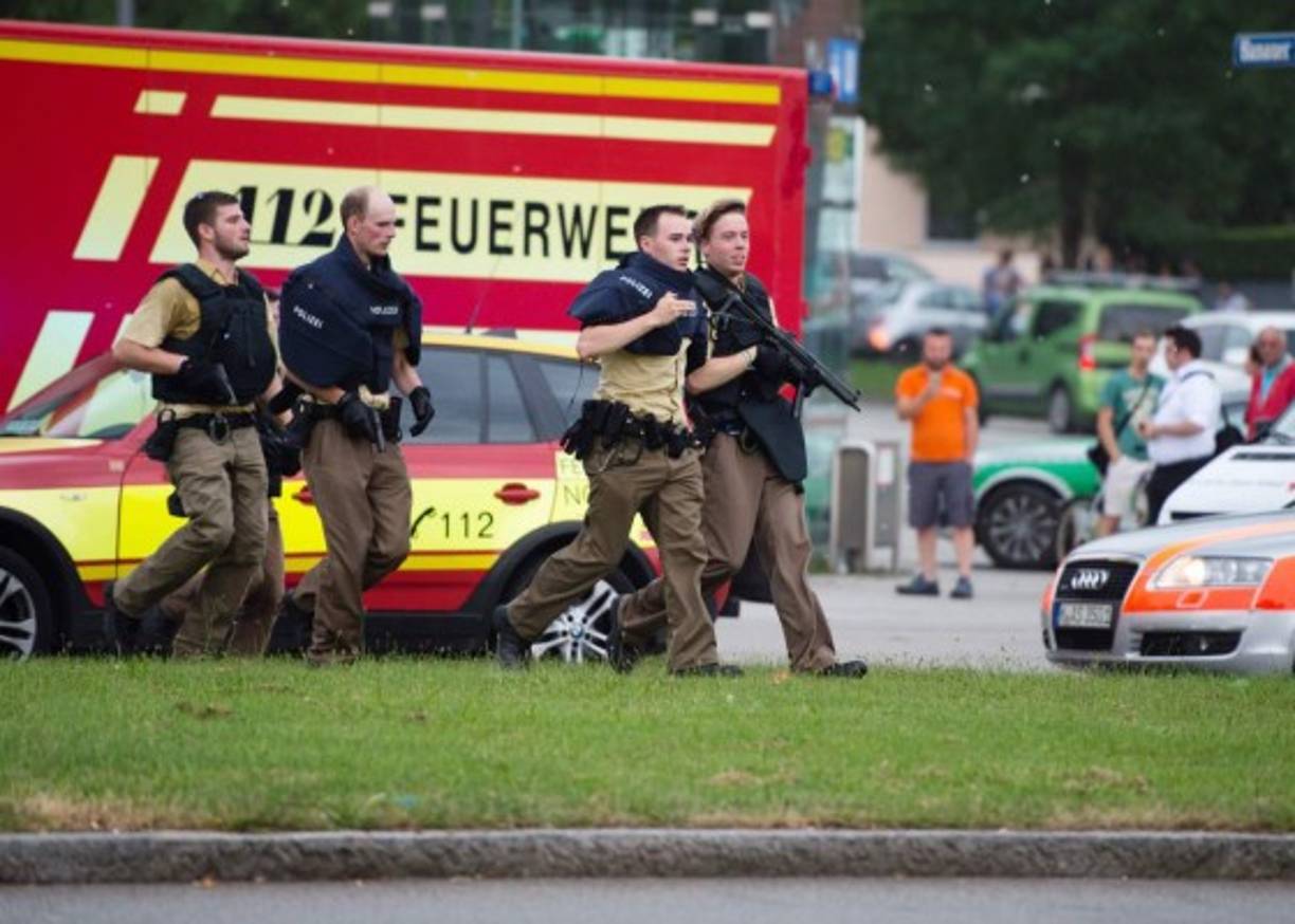 Según el rotativo Bild, un hombre corrió por el centro comercial, donde disparó a varias personas, antes de huir en dirección a una estación de metro. AFP