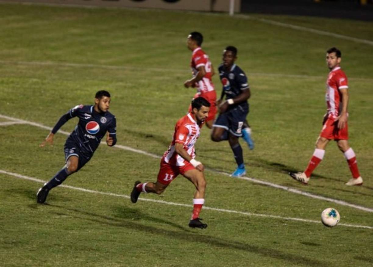 Pero el Real Estelí tuvo una gran reacción para empatarle el juego al Motagua. Juan Barrera (camisa 11) marcó el tanto del descuento 2-1.