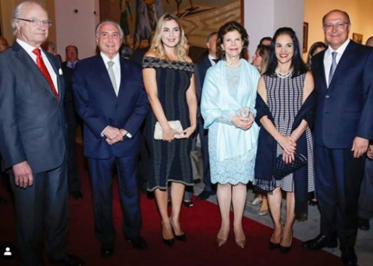 Marcela Temer 'aparece poco, le gustan los vestidos a la altura de las rodillas y sueña con tener otro hijo con el vicepresidente', señalaba la revista en el reportaje.<br/>