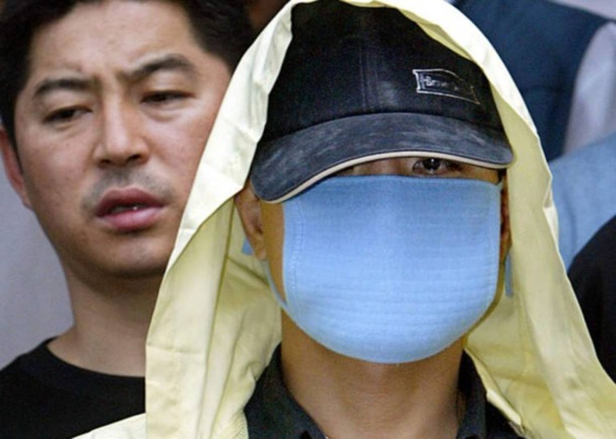 Yoo Young-Chul - Asesino en serie surcoreano. Con un martillo ejecutaba a sus víctimas. Fue condenado por 20 asesinatos por el Tribunal del Distrito central de Seúl.