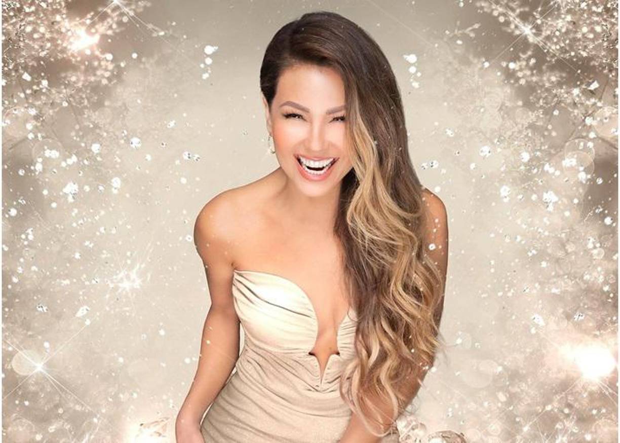 El álbum está profundamente inspirado en las experiencias personales de Thalía. La cantante ha compartido que busca acompañar a quienes atraviesan momentos de soledad o nostalgia durante las fiestas, recordándoles que siempre hay luz al final del túnel.