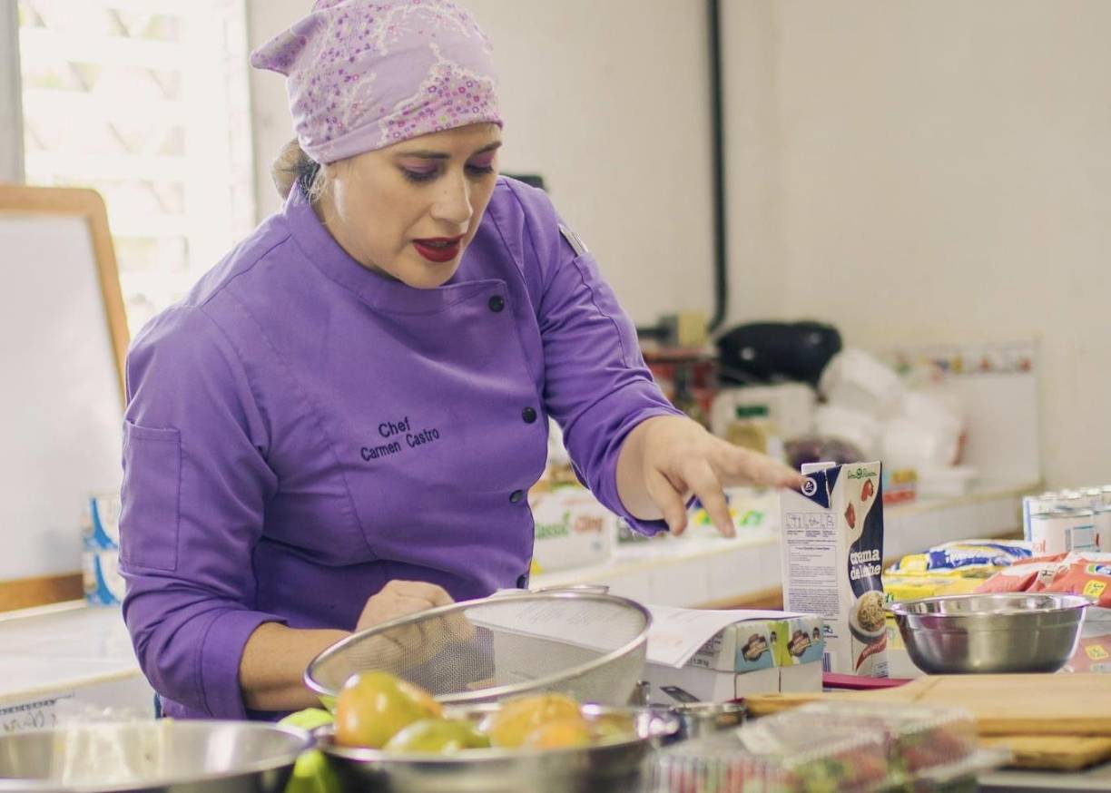 La chef Carmen Castro deleitó a los participantes con sus fusiones de sabores durante los talleres de postres fríos.