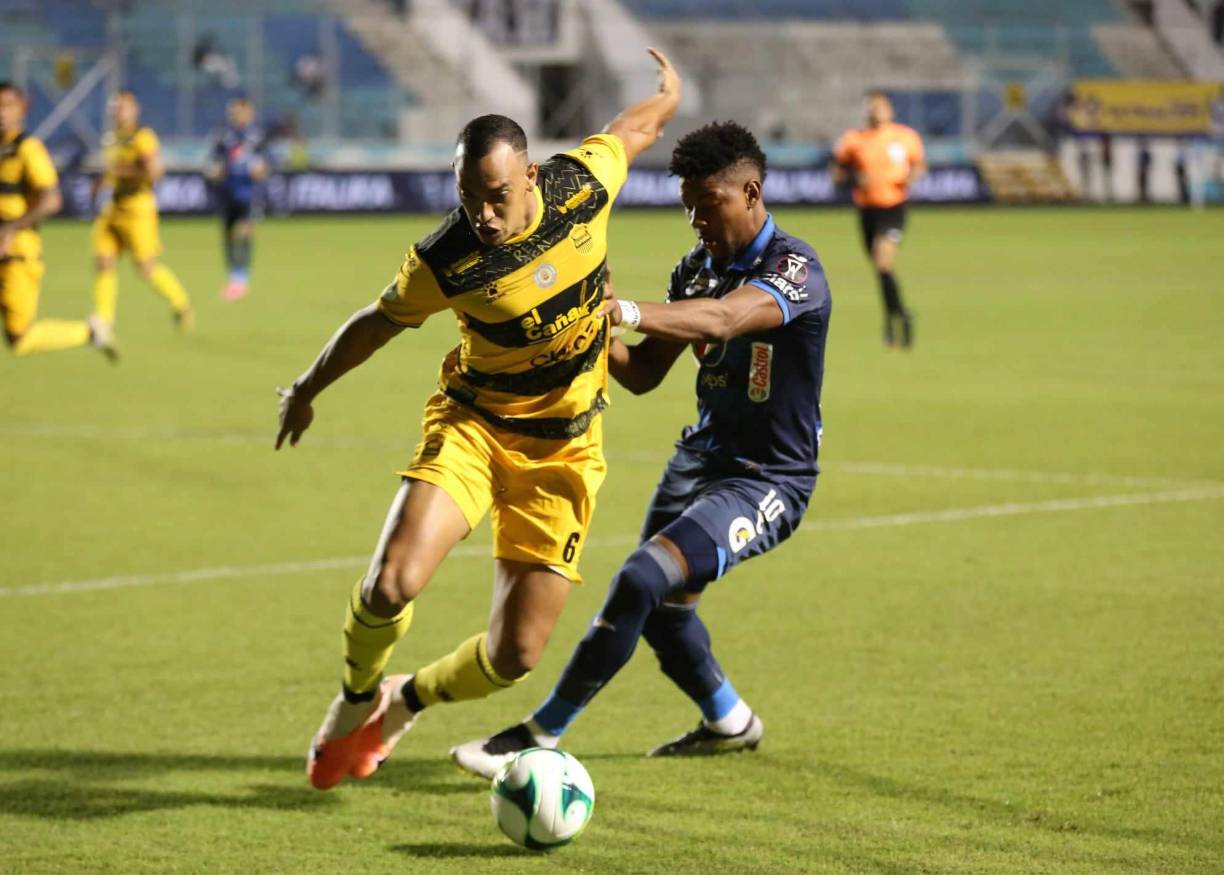 El partido arrancó con mucha emoción. Ambos equipos buscaban romper el empate en el Estadio Nacional Chelato Uclés.