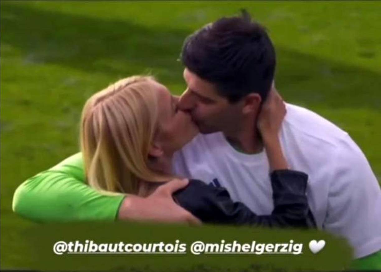 Mishel Gerzig felicitó a Thibaut Courtois con este apasionado beño.