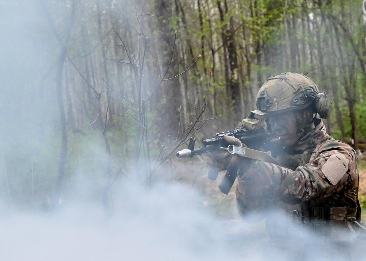 “No paran de atacarnos, día y noche. Solo paran cuando los atacamos y están ocupados evacuando a sus muertos y heridos”, explica un comandante adjunto de una unidad ucraniana, cuyo apodo de guerra es el “Filósofo”.