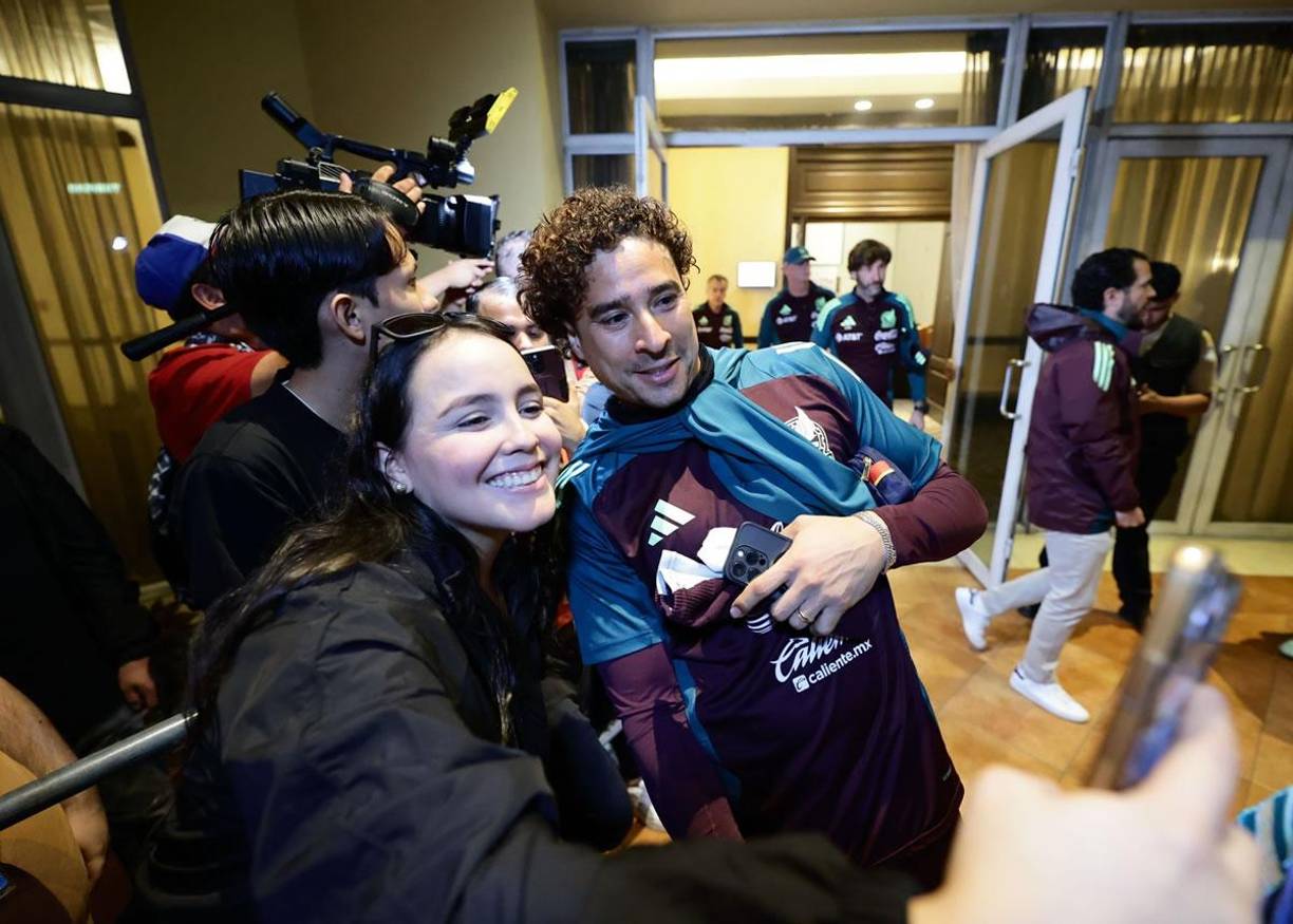 Guilermo ‘Memo‘ Ochoa fue sensación en el hotel de concentración de la selección mexicana.
