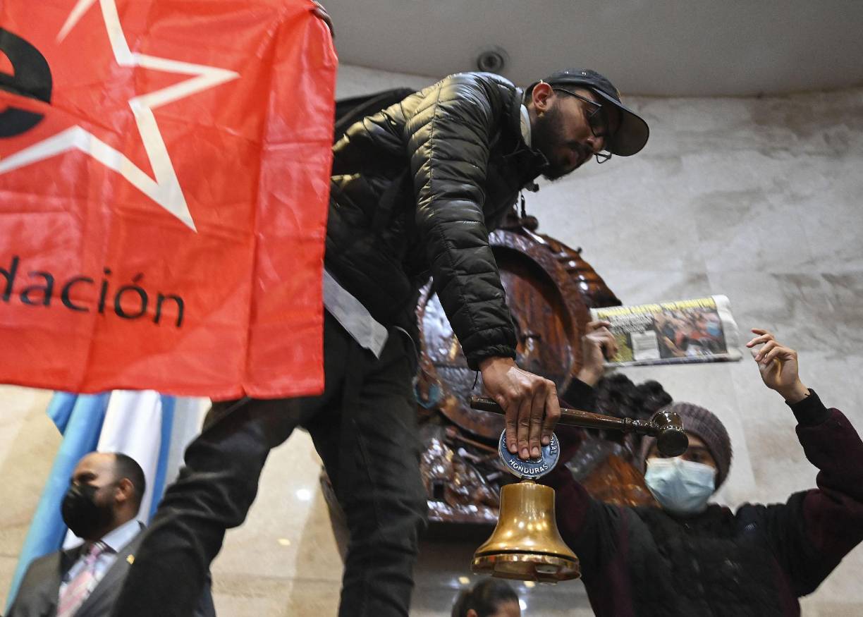 Simpatizantes de Libre entraron al Congreso Nacional a respaldar a los diputados de Libre que mantienen un pacto con el PSH.