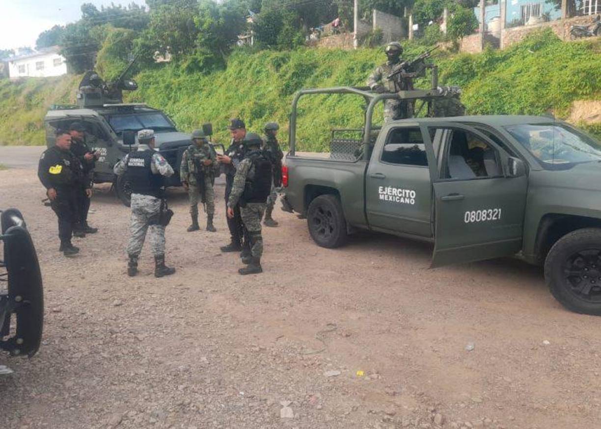 “Lamentablemente, hirieron a dos militares que van a ayudar para evitar el enfrentamiento y a proteger a inocentes, lamentablemente falleció un sargento. Mandamos a su familia nuestras condolencias, (el militar) fallece en el cumplimento de su deber, hay un herido”, acotó este martes López Obrador.