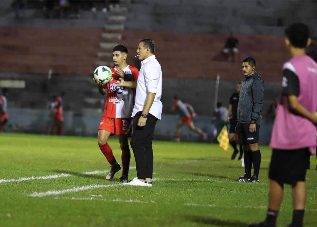 Hernán ’La Tota’ Medina, entrenador del Victoria, le entrega el balón al jugador cocotero Clever Portillo.