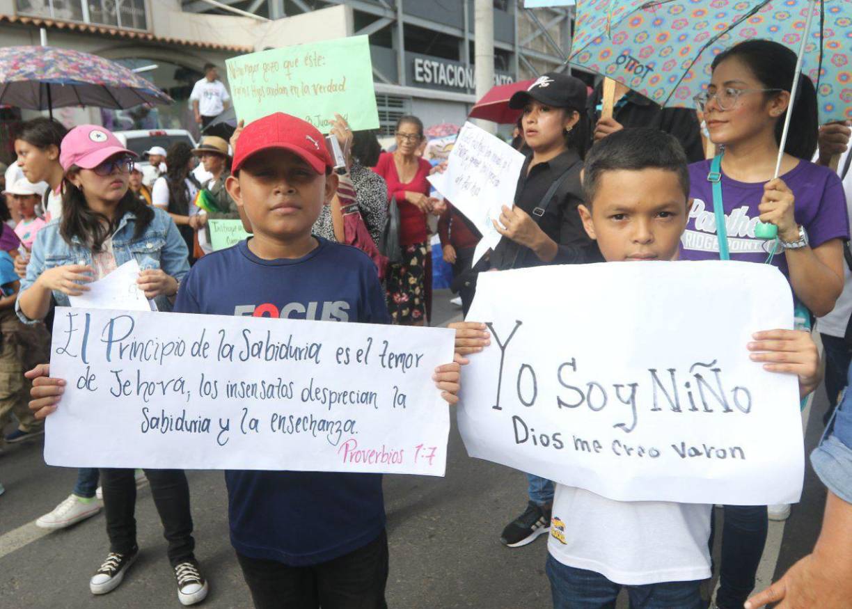 Representantes de sociedad civil de Honduras, incluidas las iglesias católica y evangélica, marcharon en las principales ciudades del país en contra de la “ideología de género” y la aplicación de la Ley de Educación Integral de Prevención al Embarazo Adolescente.
