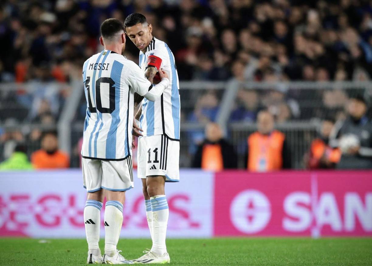 Messi salió de cambio y le dio su gafete de capitán a Ángel Di María.