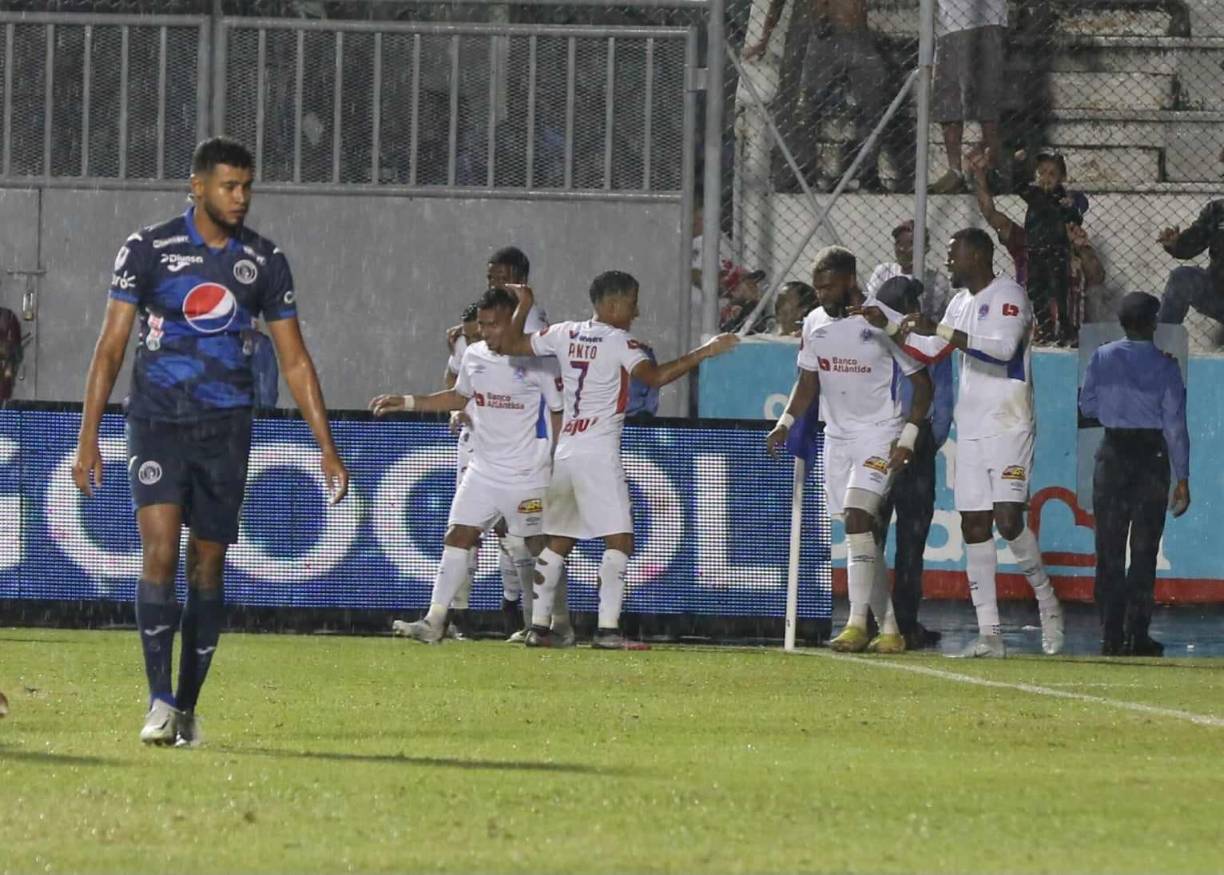 Yustin Arboleda y sus compañeros celebrando el 2-0 definitivo del clásico mientras el zaguero Marcelo Pereira lamenta la anotación. 