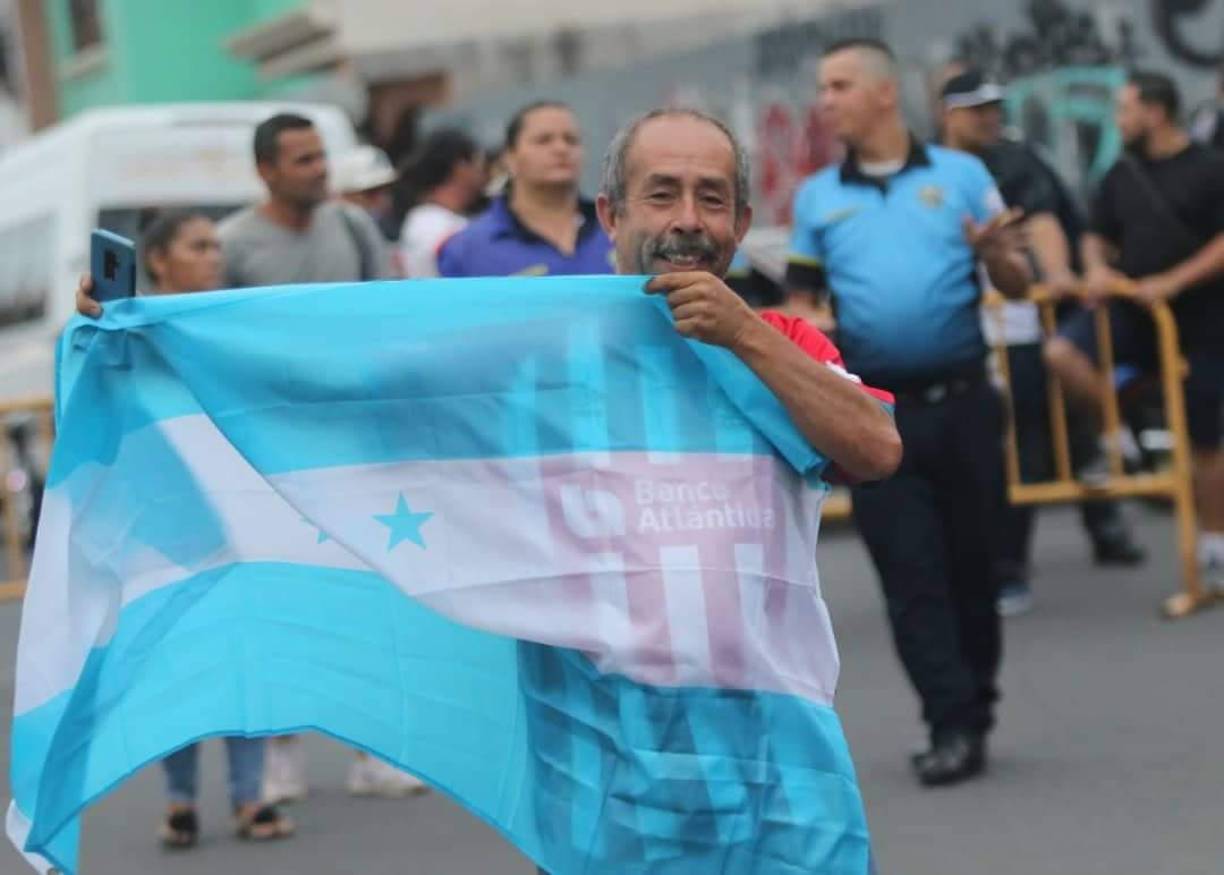 Este aficionado del Olimpia llegó a Alajuela con la bandera de Honduras.
