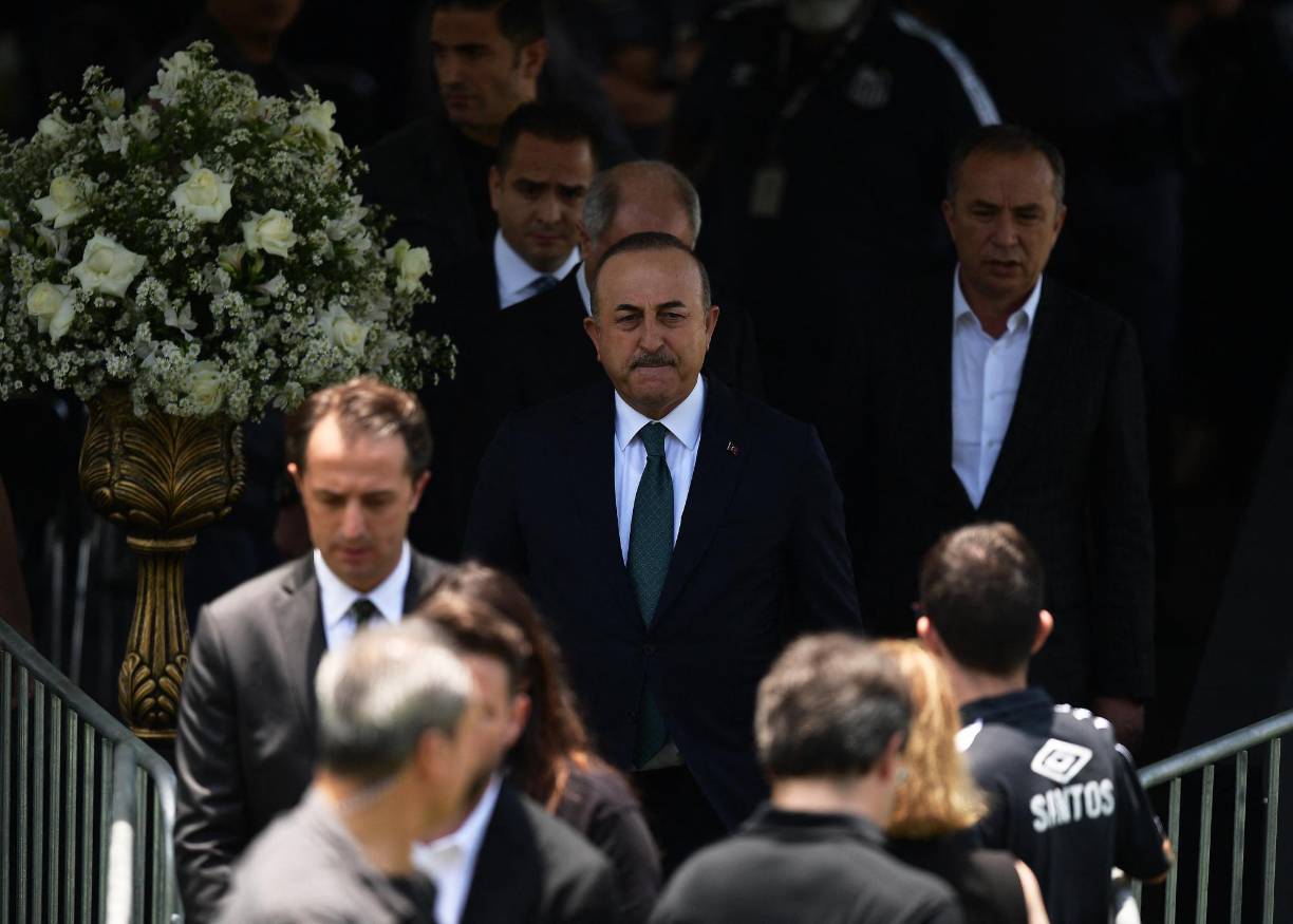 El ministro de Relaciones Exteriores de Turquía, Mevlut Cavusoglu (centro), tambien asistio al velorio de Pelé en el estadio Urbano Caldeira en Santos, Sao Paulo, Brasil.