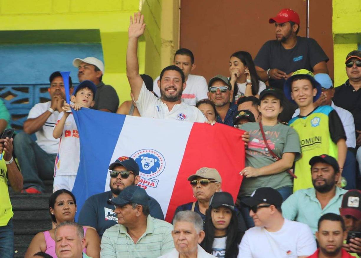 Aficionados del Olimpia también estuvieron en las gradas con banderas de su equipo.