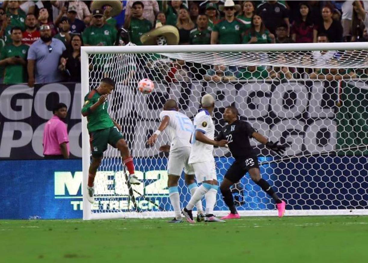 Con este cabezazo marcó Luis Romo su segundo gol del partido ante Honduras.