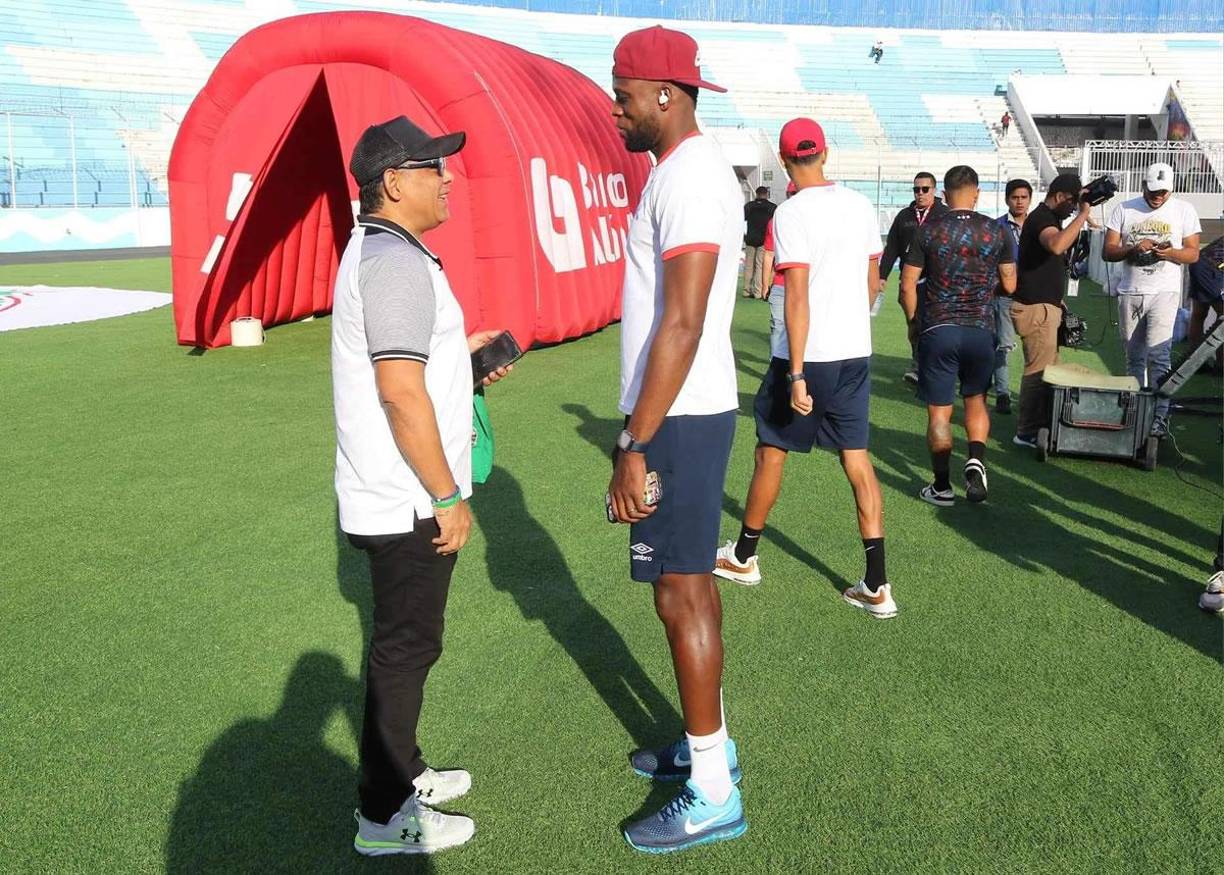 El delantero colombiano Yustin Arboleda saludó a Rolin Peña, vicepresidente de Marathón, antes del partido.