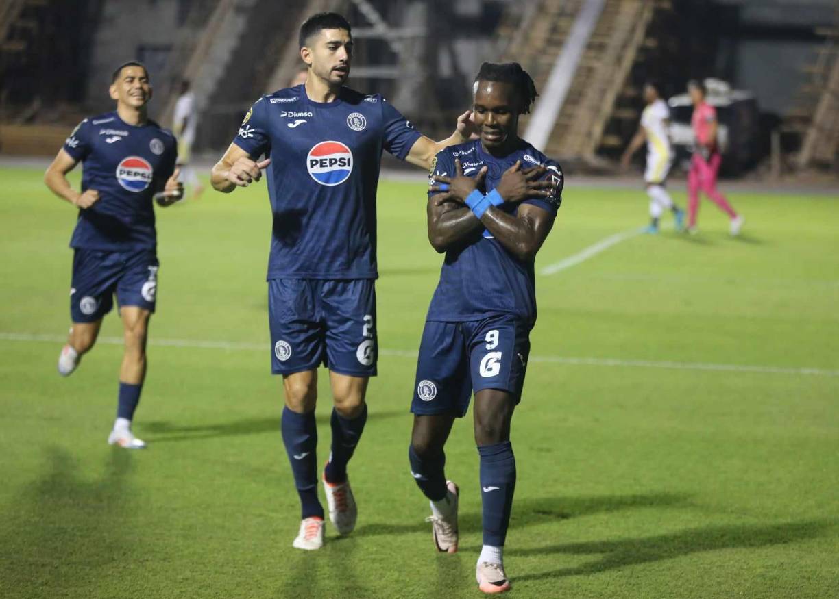 Rubilio Castillo anotó un doblete y alcanzó los siete goles del Torneo Apertura y a los 135 en Liga Nacional.