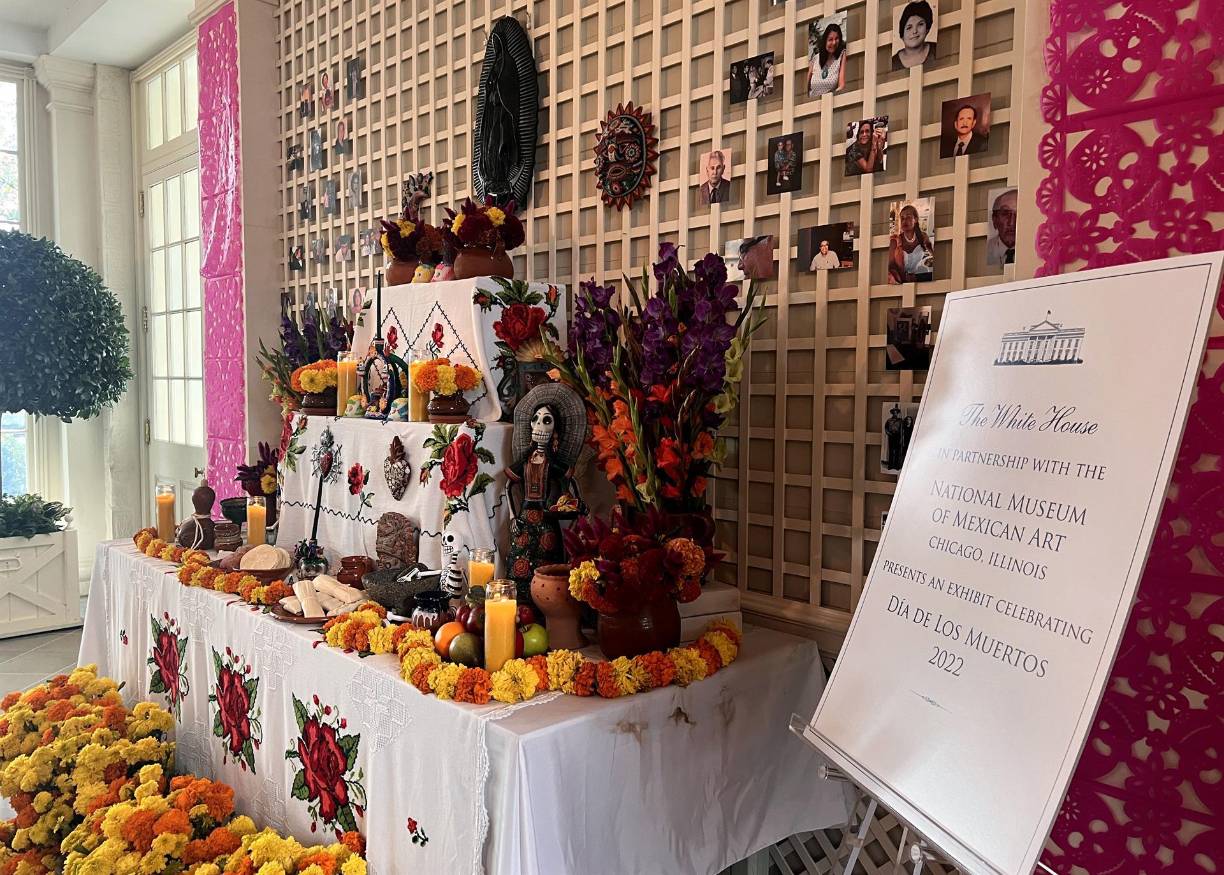 Los homenajes por el Día de Muertos se extendieron hasta la Casa Blanca, donde este martes y miércoles se ofrecerá una ofrenda dedicada a los familiares fallecidos del personal que trabaja en la residencia del presidente de Estados Unidos, Joe Biden.