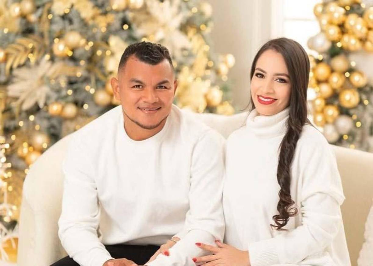 Mario Martínez: El volante hondureño le dio la bienvenida al 2022 al lado de su bella esposa Érika Cabrera.