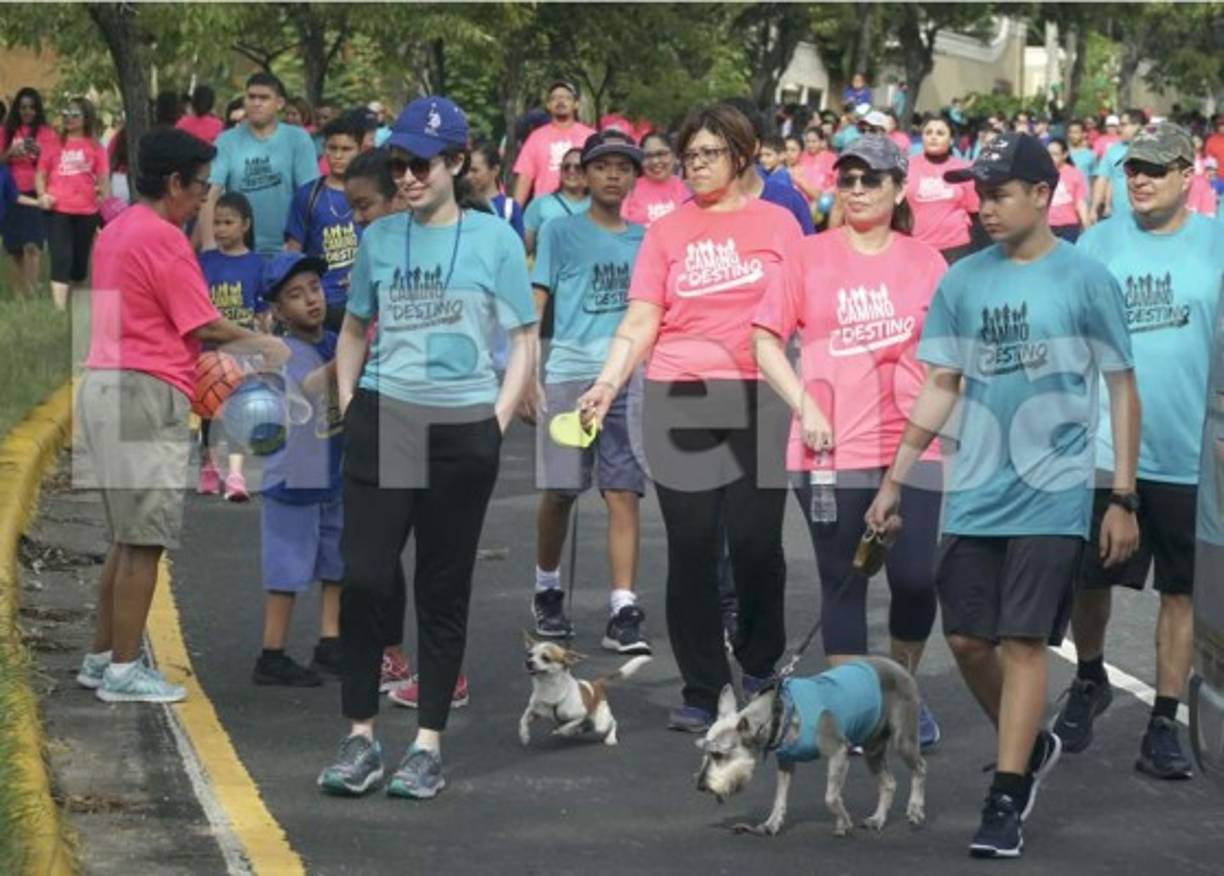 La caminata inició a las 6:00 am y terminó cerca de las 9:30 am. y reunió personas de todas las edades.