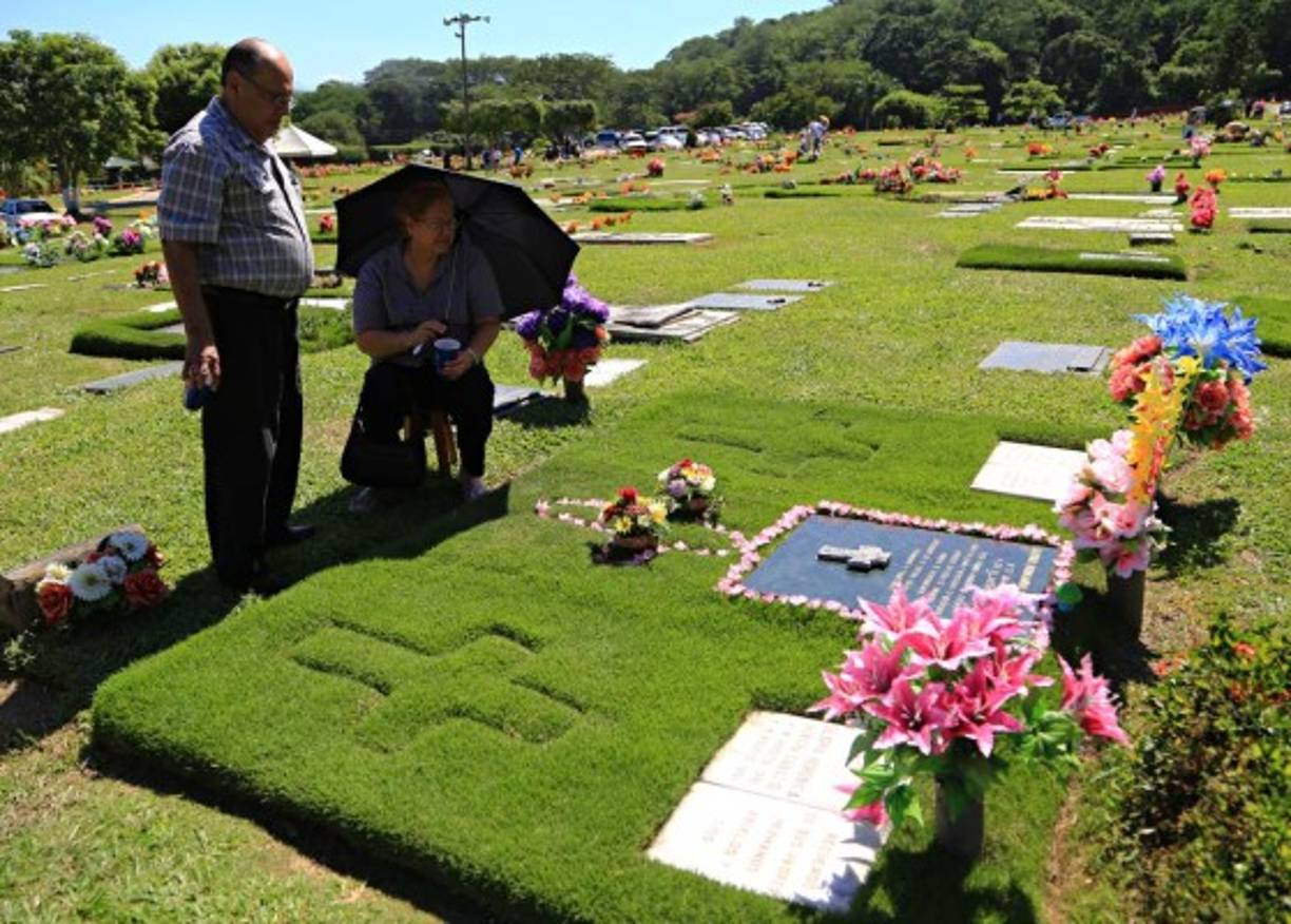 En Jardines del Recuerdo, poco a poco los sampedranos han ido llegando para recordar a sus seres queridos.