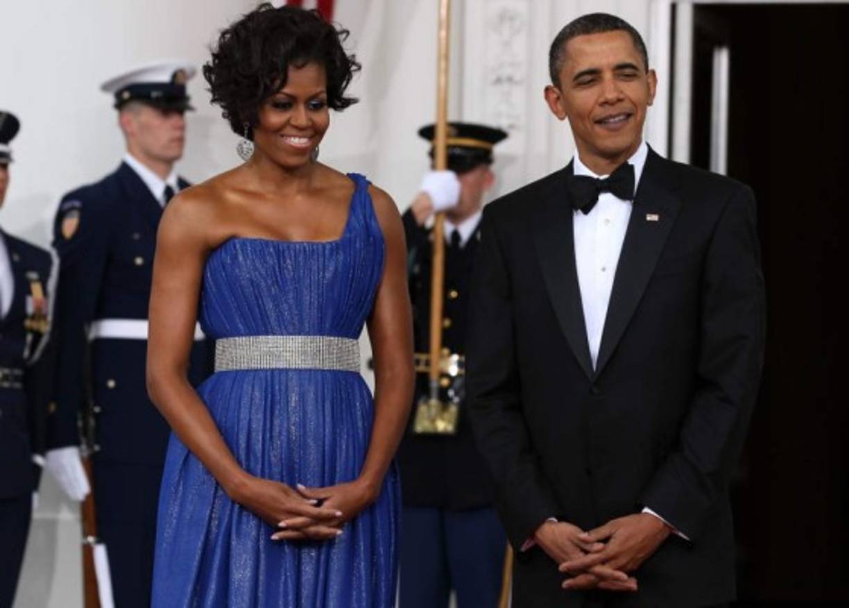 En azul y con un favorecedor peinado, Michelle Obama se decantó por un diseño de Peter Soronen, creador nacido en Chicago y experto en la confección de corpiños que resaltan la figura. Fue en la cena en honor a México en 2010.